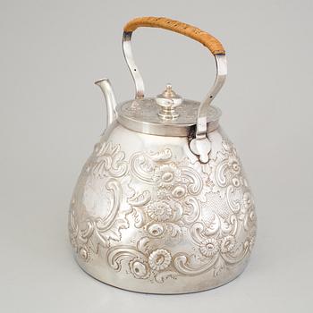 An English 18th century silver water pot and heater, mark of Charles Wright, London 1781. George III.