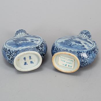 A pair of blue and white pilgrim vases, Qing dynasty, 19th century.