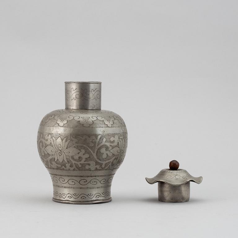 A pewter tea caddy with cover, late Qing dynasty, circa 1900.