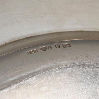 SKÅLAR OCH FAT, 3 delar, silver, rokokostil, bla C.G Hallberg, Stockholm, 1932. Ca 1238 gram.