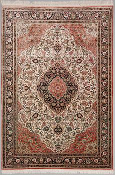 MATTA, orientalisk, siden på bomullsvarp, old. Ca 304x210 cm.