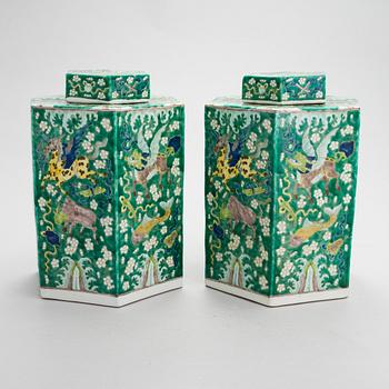A pair of Chinese porcelain urns with lids, modern manufacturing.