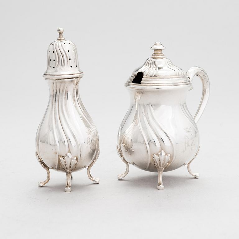 Ströare och senapsburk, silver, kontrollstämplad A. Tillander, Helsingfors 1926.