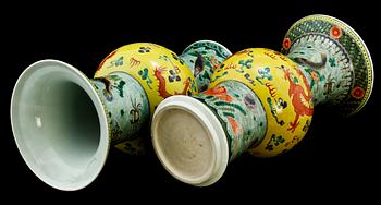 VASER, ett par, porslin, Kina, 1900-tal.