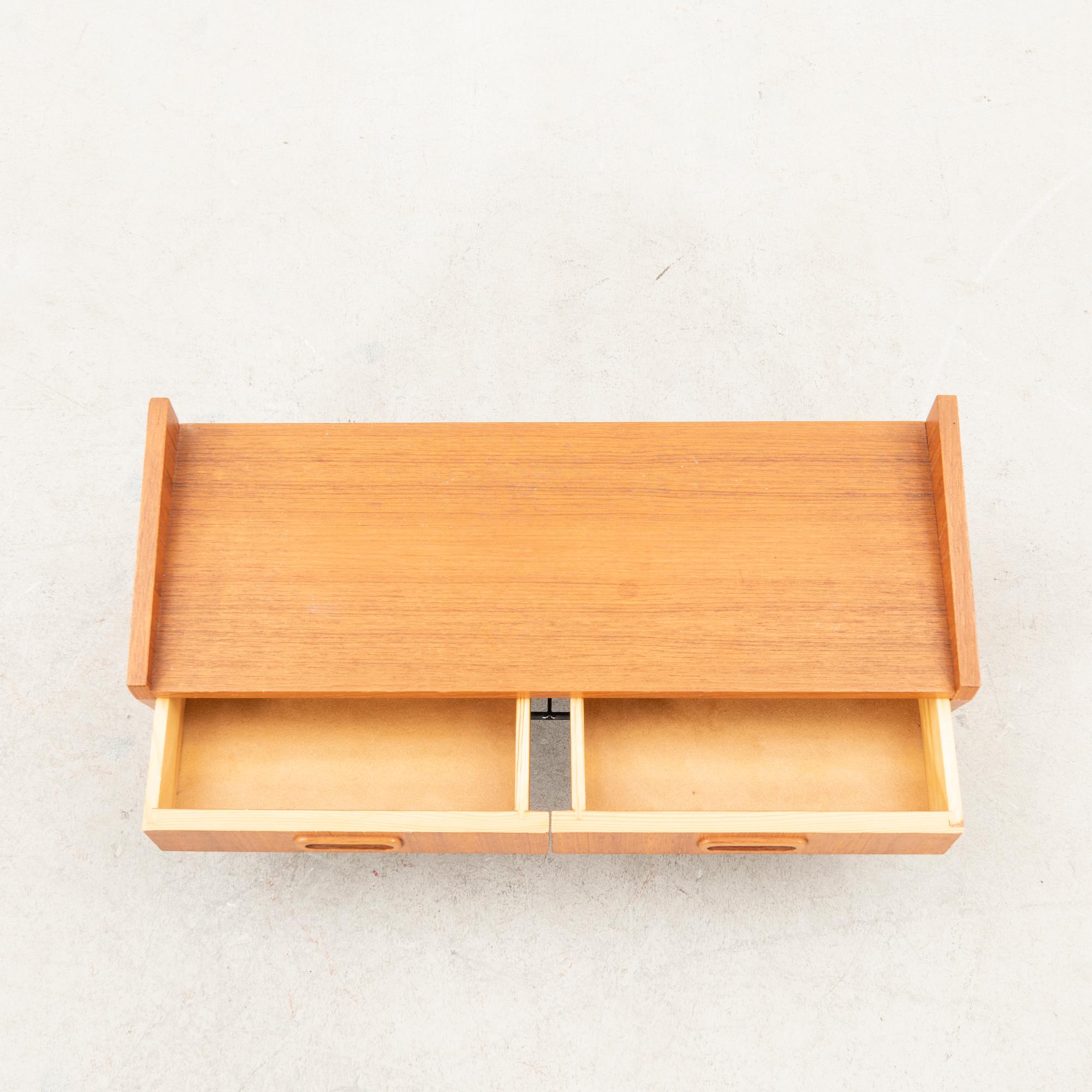 Spegel med hylla samt vägglampa "Runa" Fröseke 1960/70-tal.