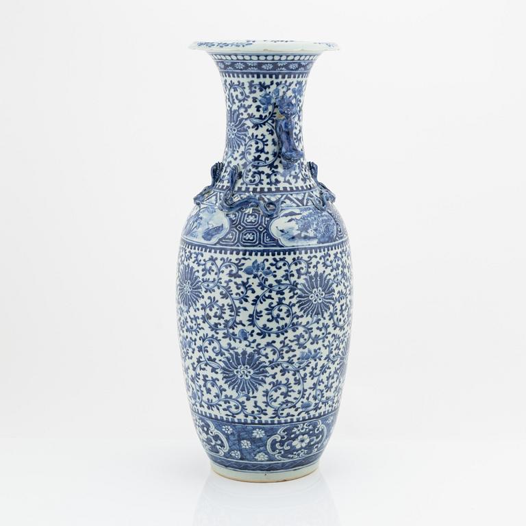 A large Chinese porcelain vase, late Qing Dynasty.