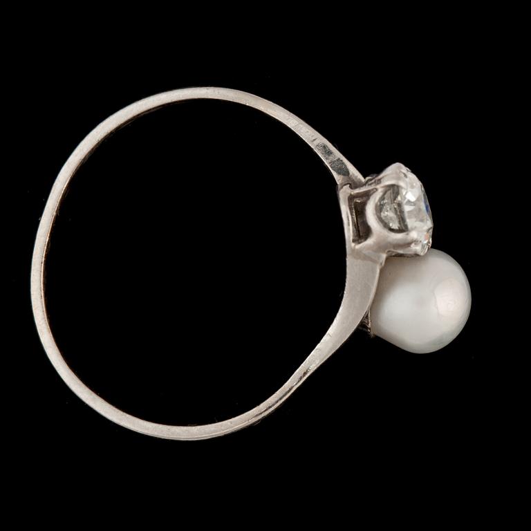 An old cut diamond, app. 0.85 cts and natural fresh water pearl, app. 7 mm.