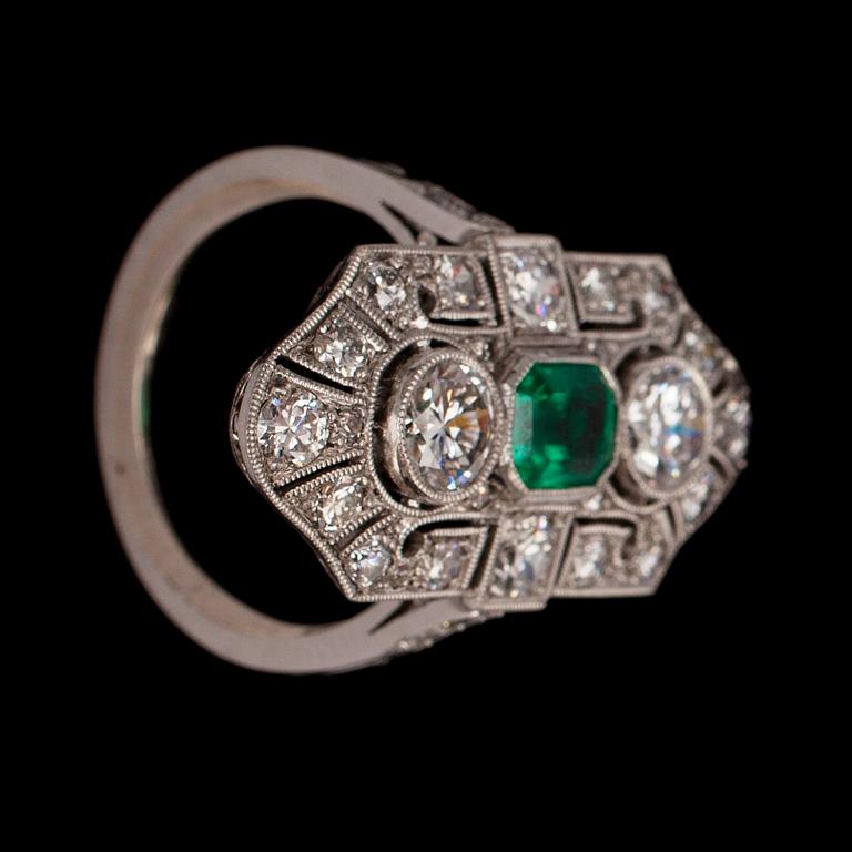 RING, gammal- och briljantslipade diamanter och trappslipad smaragd.
