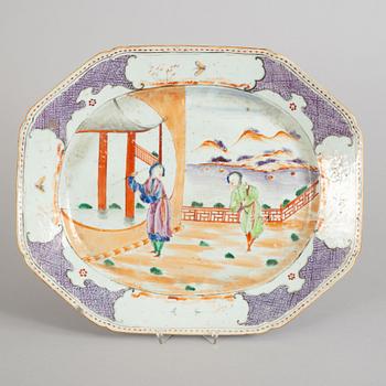 A large famille rose serving dish, Qing dynasty, Qianlong (1736-95).