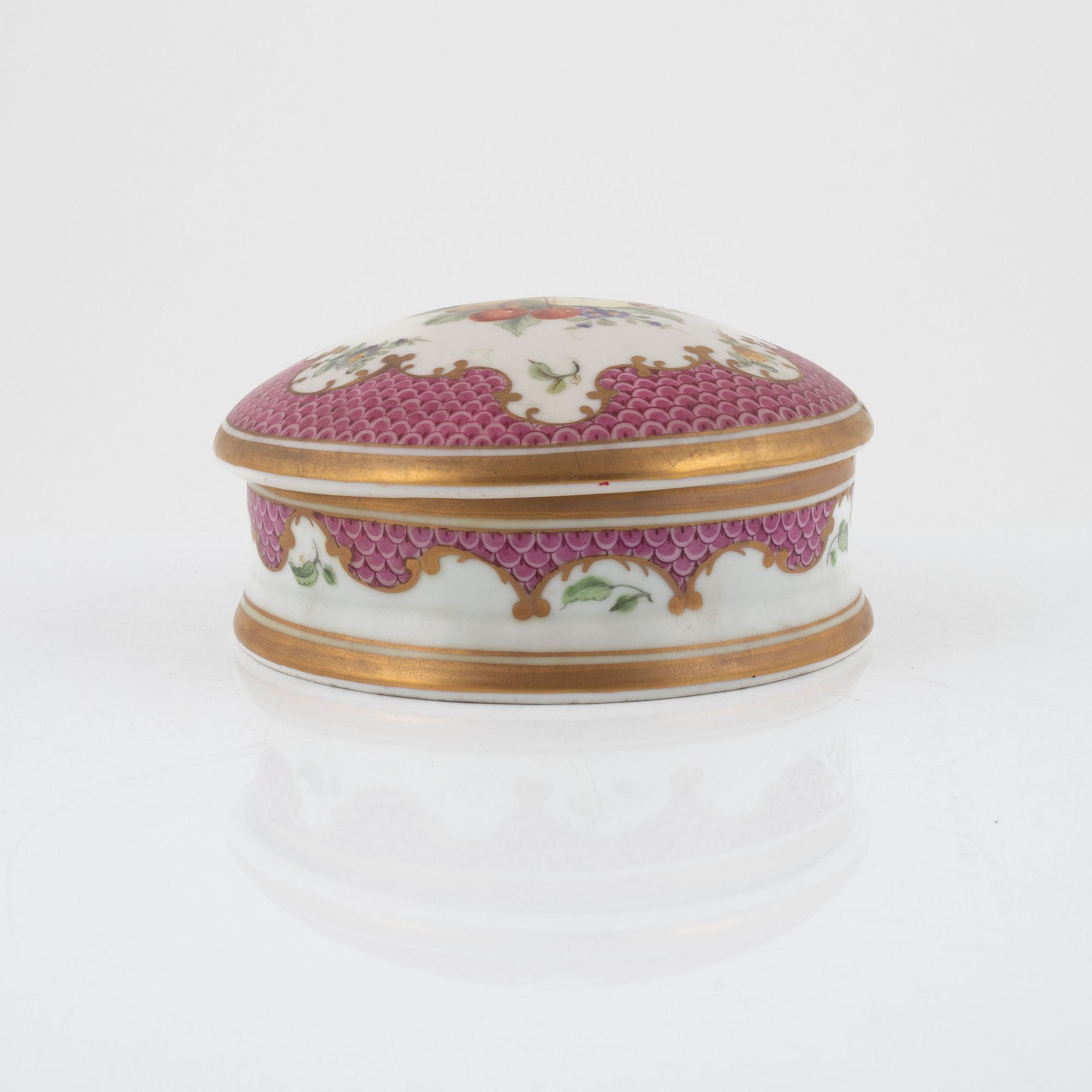 A porcelain box, 19th Century.