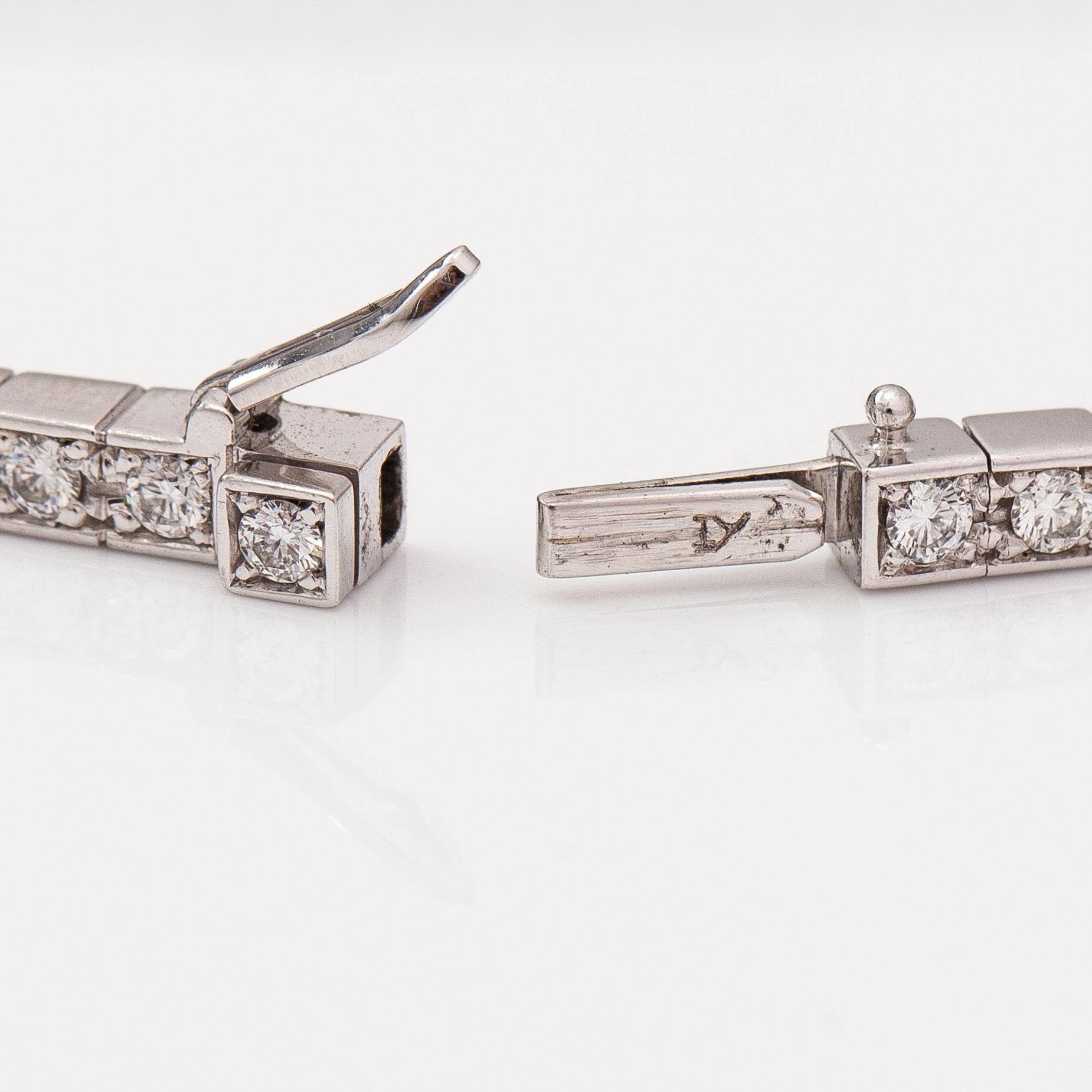 Cartier, Rannekoru "Lanieres", 18K valkokultaa, timantteja n. 1.77 ct yht. Merkitty Cartier, OY8558, 16.