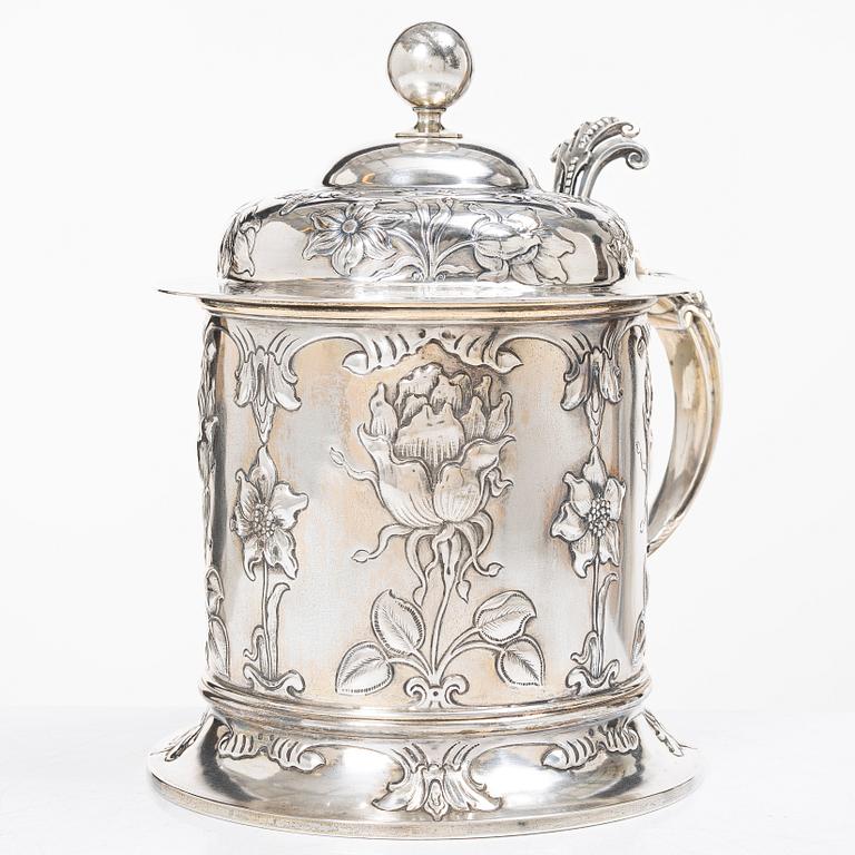 C.G. Hallberg, Dryckeskanna, silver, Stockholm 1903.