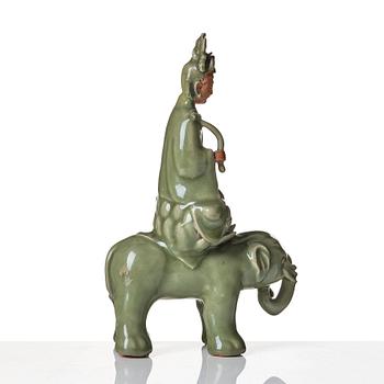 Guanyin, keramik. Troligen Longquan, Mingdynastin 1600-tal.