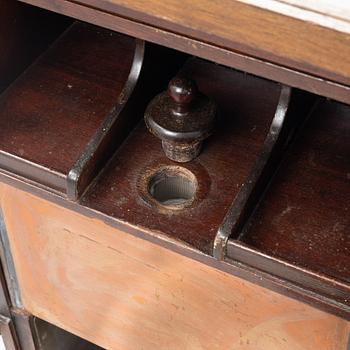A mahogany commode for a ship, from around the year 1900.