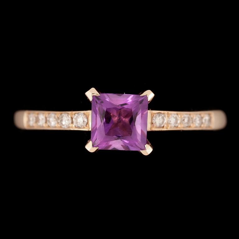 RING, 14k guld, ametist ca 0,54 ct samt diamater tot ca 0,10 ct, vikt ca 2,36 gram.