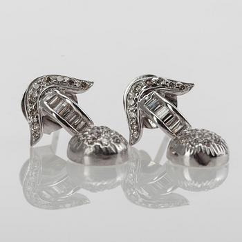 ÖRHÄNGEN, 18 K vitguld, diamanter tot ca 0,57 ct. Vikt 3 g.