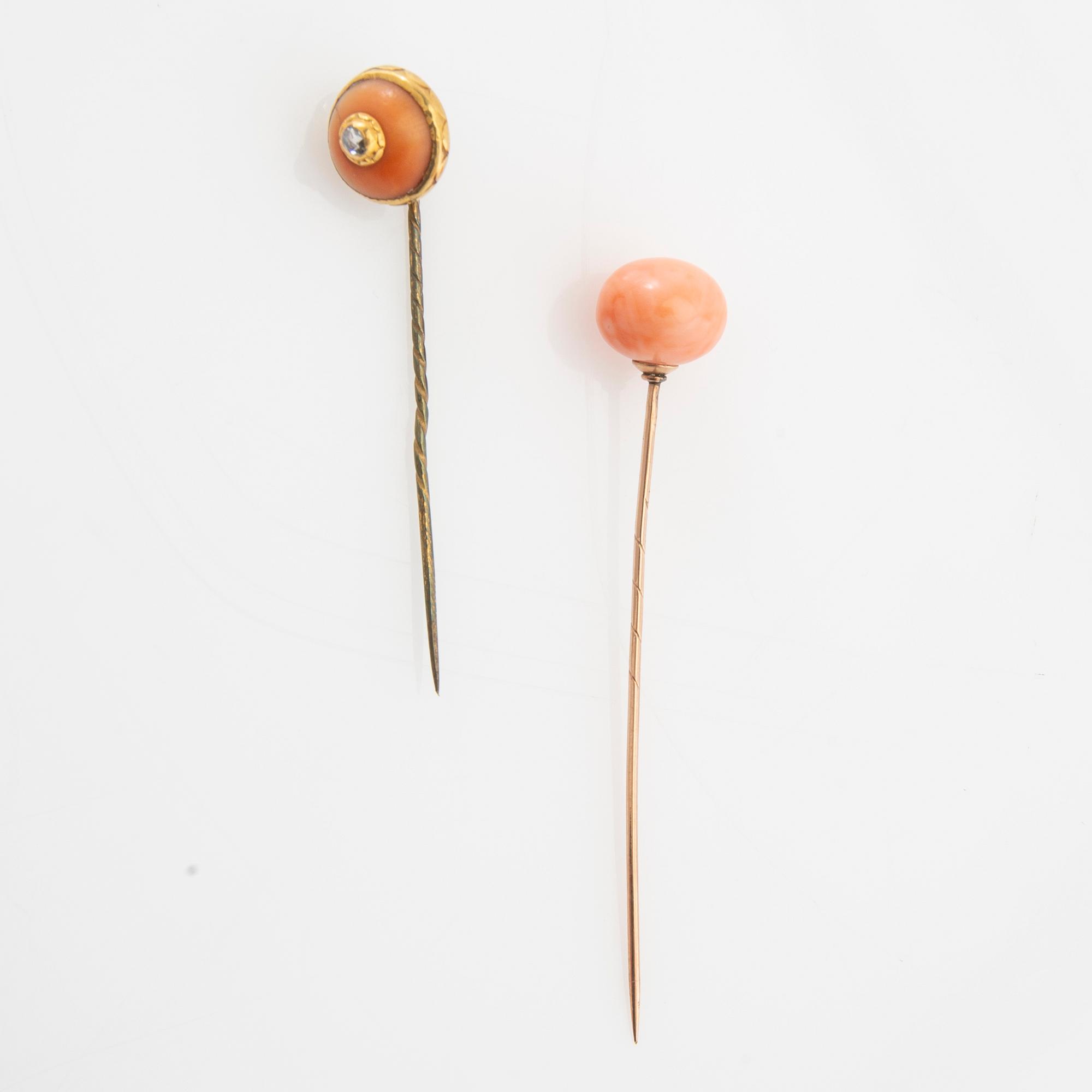Brooch pins/tie pins 2 pcs of low carat gold with rose-cut diamond and corals.