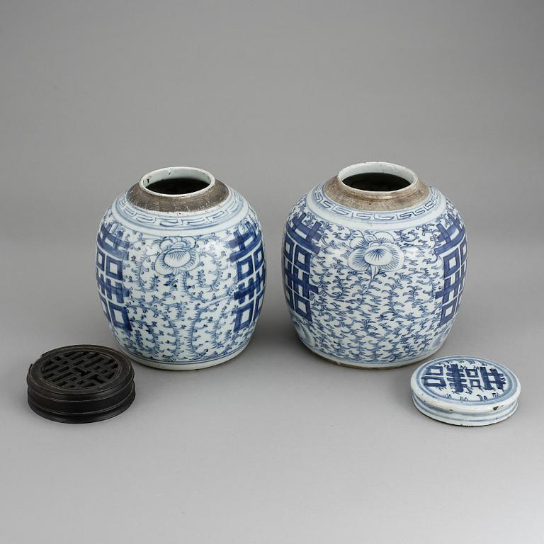 BOJANER MED LOCK, 2 stycken, porslin, Kina, 1800-tal.
