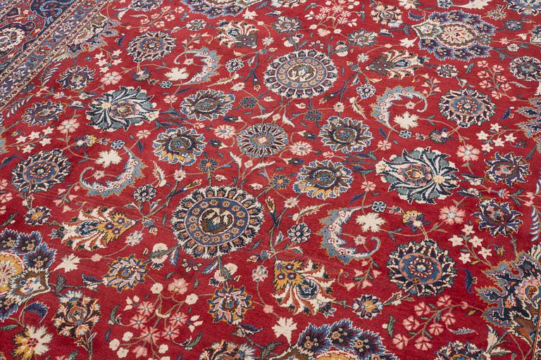 A semi-antique Keshan carpet, c. 416 x 270 cm.