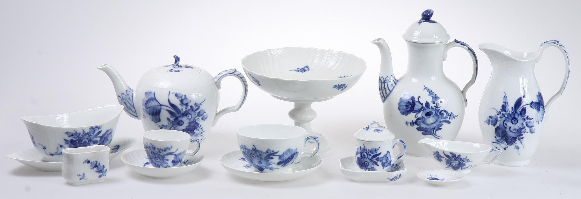 MAT-, KAFFE- samt TESERVISDELAR,  114 st, porslin, "Blå blomst", Kongl Dansk.