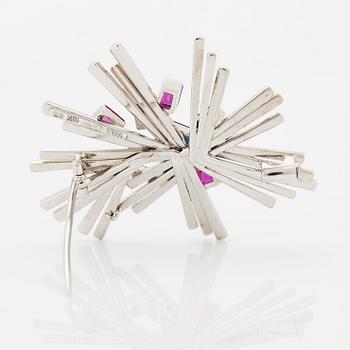 WA Bolin brosch 18K vitguld med baguetteslipade diamanter samt safirer och rubiner.