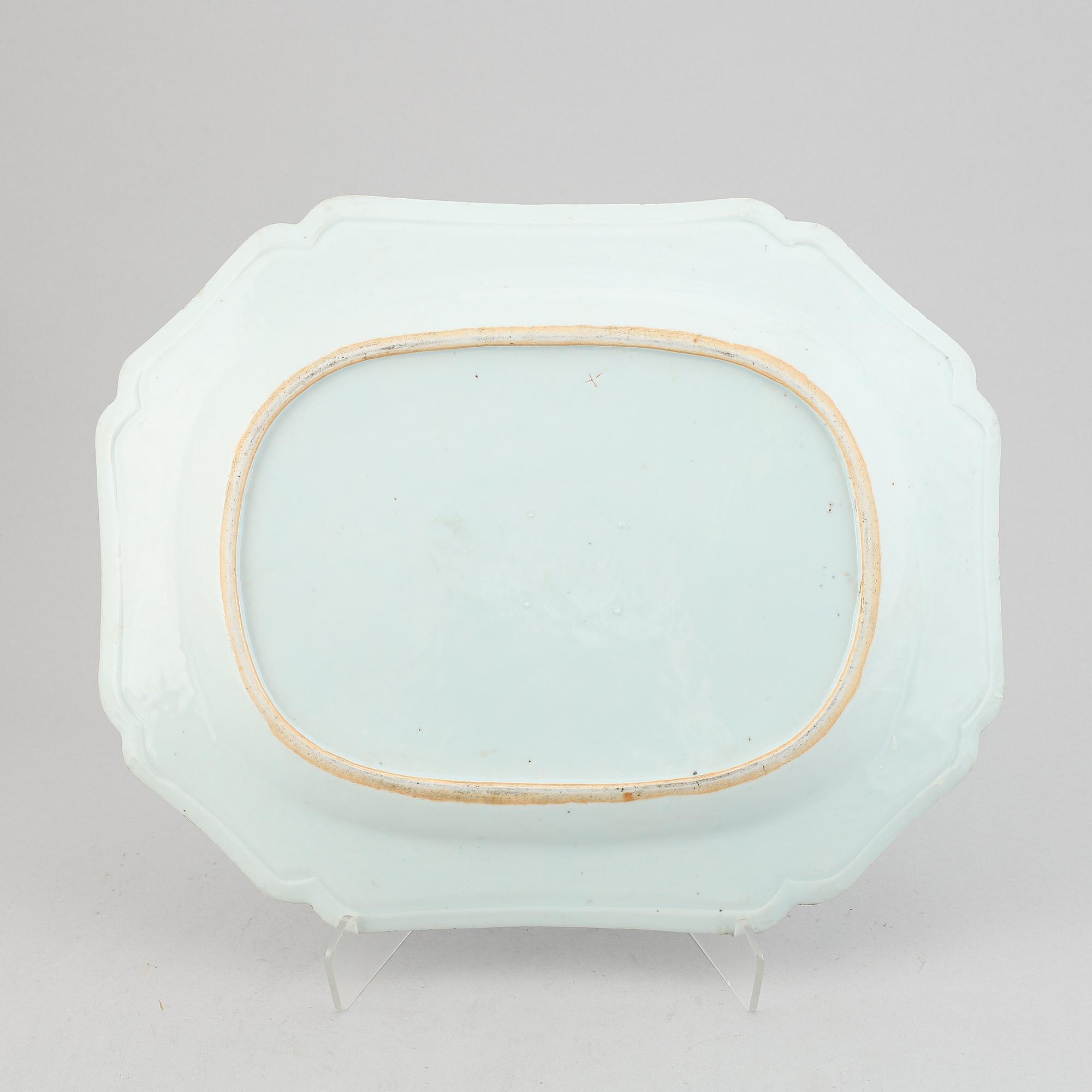 A blue and white serving dish, Qing dynasty, Qianlong (1736-95).