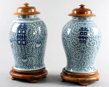 URNOR, ett par, porslin, Kina 1800-tal.