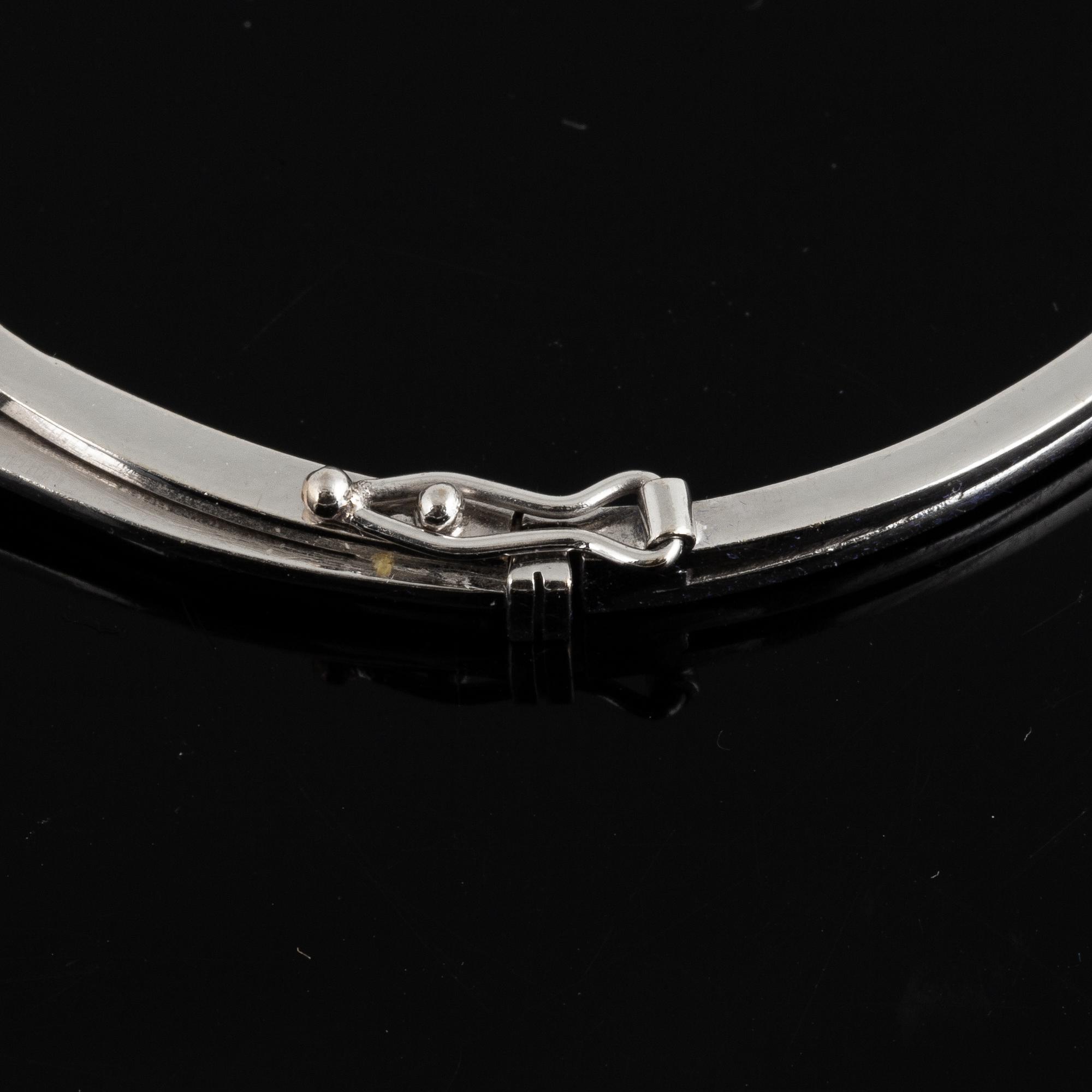 Armring, vitguld med briljantslipade diamanter.