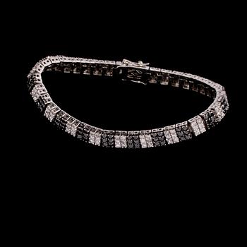 ARMBAND, 18k vitguld med 240 briljantslipade diamanter, totalt 6.19 ct. Vikt 22 g.