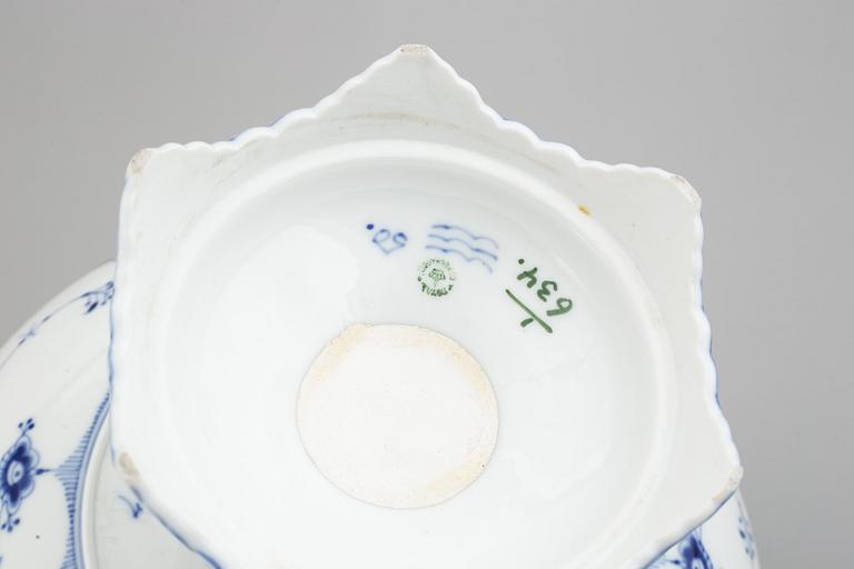 Royal Copenhagen, a porcelaine bowl, Musselmalet, number 1/634.