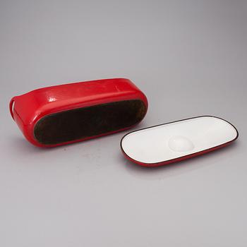 A set of three enamelled cast iron cooking pots, manufactured by Rosenlew.