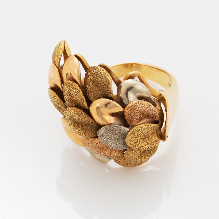 Örhängen samt ring. 18K guld. Italien.
