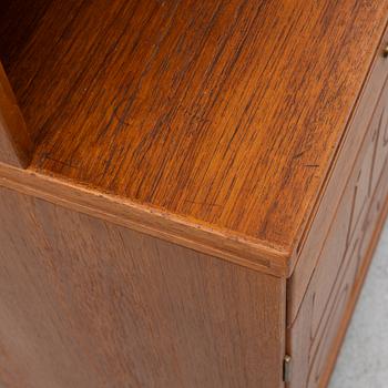 Yngve Ekström, vitrinskåp, "Krus", AB Westbergs Möbler, Tranås,modellen  formgiven 1955.