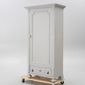 Klädskåp från omkring år 1900.