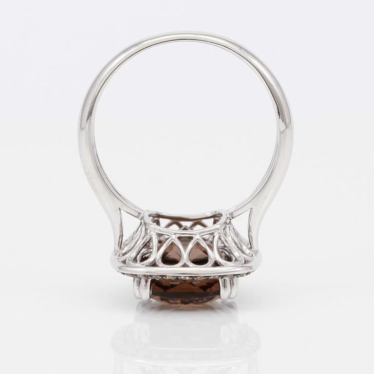 RING, diamanter samt röktopas.