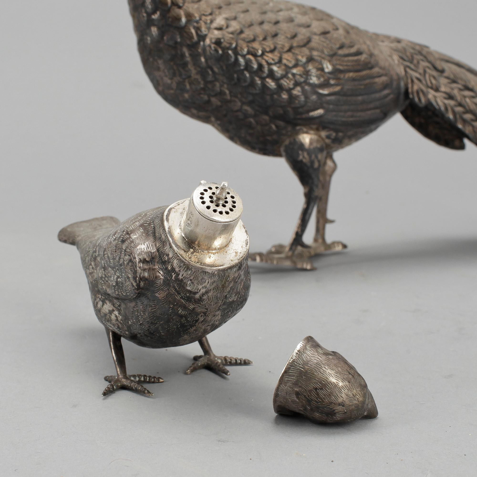 FIGUR/PEPPARKAR samt FIGUR, 1+1, silver respektive nysilver, Möjligen Holland, 1900-talets första hälft. Vikt ca 170 g.
