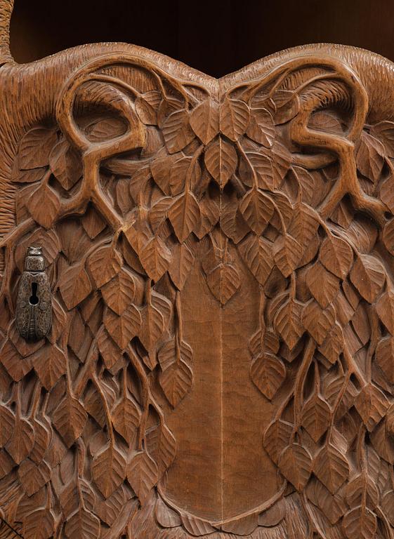 Jugend, hörnskåp, skulpterad björk, Sverige, tidigt 1900-tal.