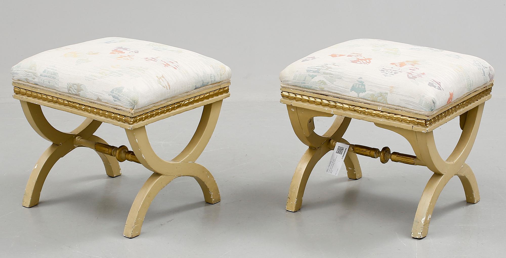 TABURETTER, ett par, sengustavianska, omkring år 1800.