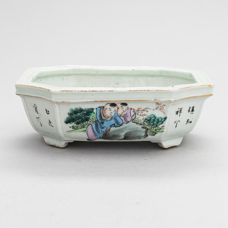 A Chinese jardinière, 20th century.