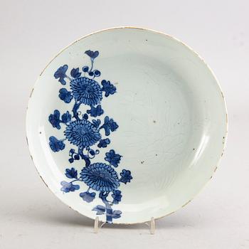 A set of two bowls and one dish 19th/20th century porcelain.