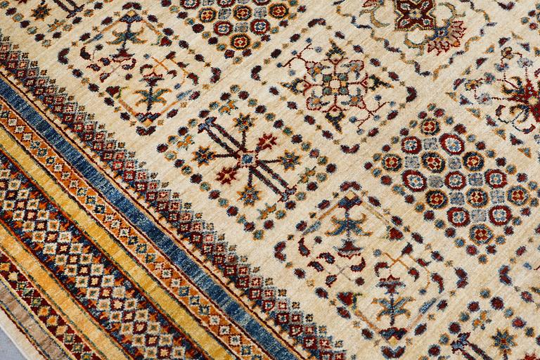 A carpet, Ziegler Design, approx. 253 x 172 cm.