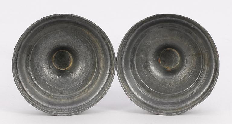 LJUSSTAKAR, ett par, tenn, ostämplade, troligen 1800/1900-talskopior efter äldre förebild.