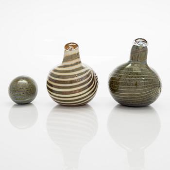 Oiva Toikka, Two glassbirds 'Alli' and an egg, signed O. Toikka Nuutajärvi.