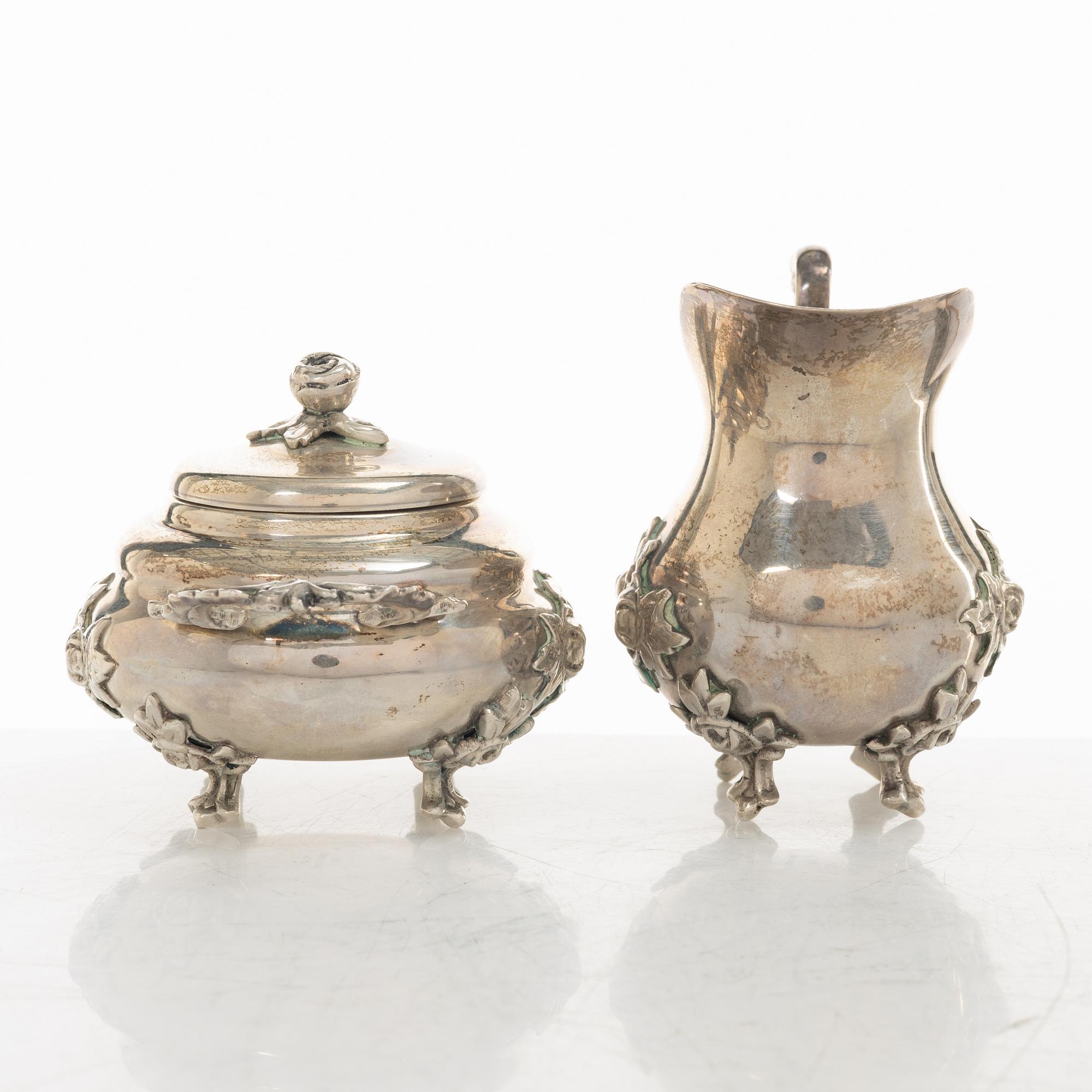 Bricka, gräddkanna, sockerskål samt sockertång, silver, rokokostil, 1900-tal.