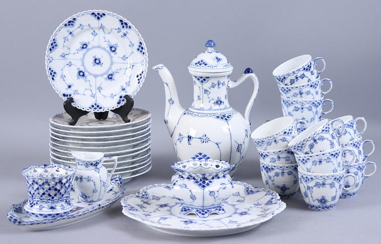 KAFFESERVISDELAR, 28 delar, porslin, Musselmalet, Kongl Dansk. Mestadelen helblond.