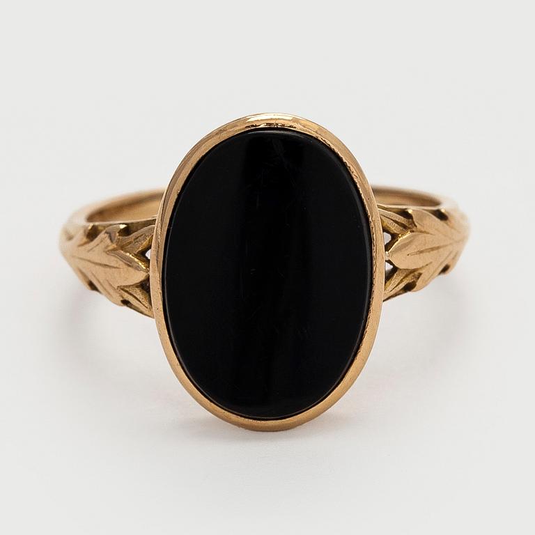 Ring, onyx, 18K guld. A. Tillander, Helsingfors 1942.