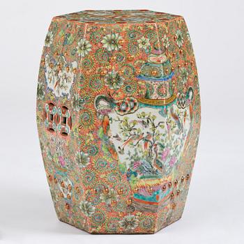 A Chinese Canton porcelain garden seat, around 1900.