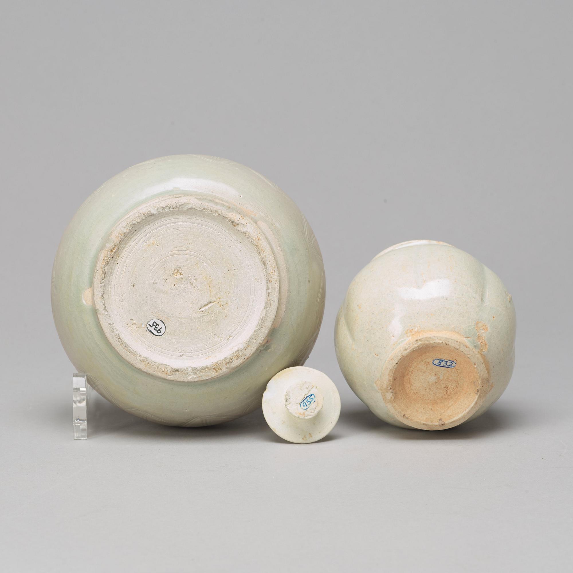 KRUKA med LOCK, URNA samt FAT, porslin. Sydostasien, Sawankhalok, presumably 1400/1600-tal.