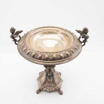 Sugar bowl, Neo-Rococo silver by CG Hallberg, Stockholm, circa 1900.