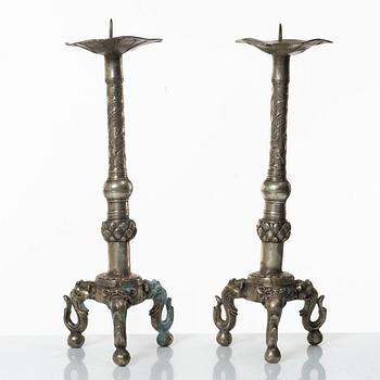 Ljusstakar / altarstakar, ett par, vitmetall, Kina, 1900-tal.